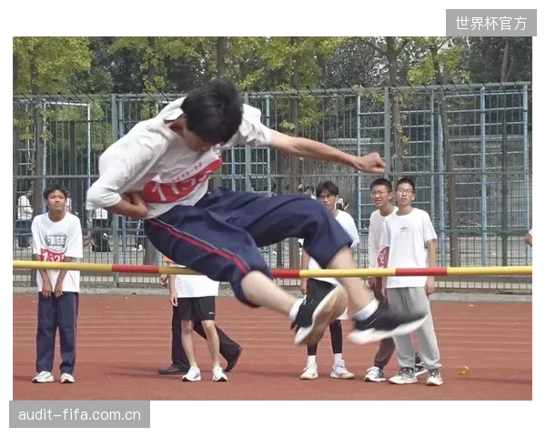 主教练德桑布尔成功地将球队打造成一个团结的战斗集体，强大的精神力量是他们克敌制胜的法宝。